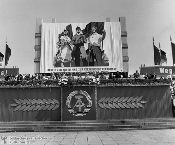 Kundgebung zum 1. Mai auf dem Marx-Engels-Platz in Berlin (Ost) (1. Mai 1955)